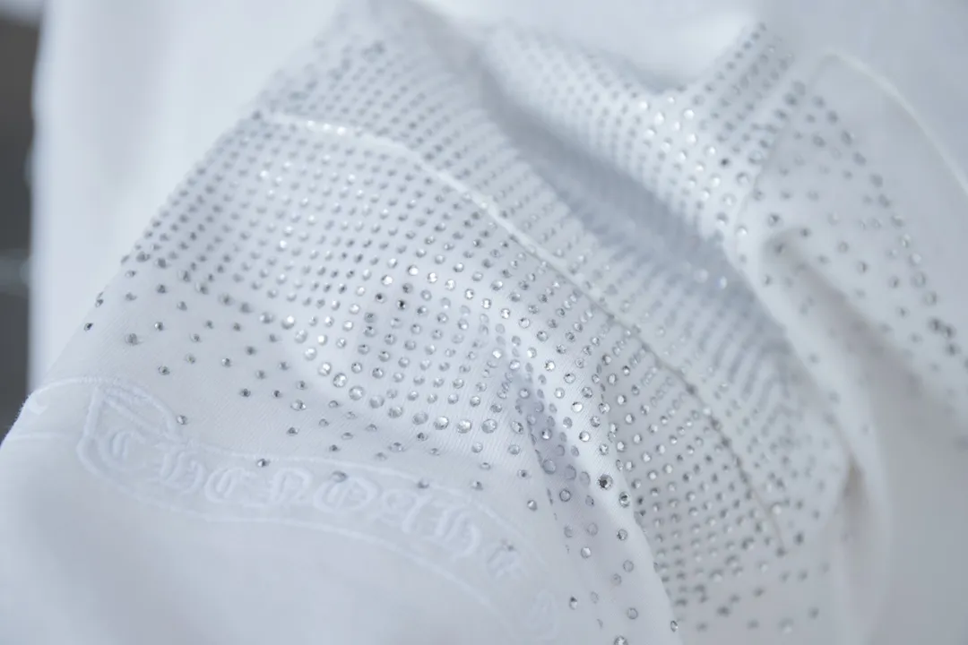 🅿️200 Ch*ome Hearte 25SS early spring new style, Australian diamond embroidered Crow heart cross short sleeves, light luxury, essential item for daily commuting for men and women, correct version, welcome to compare, detailed features · 320g 100% pure cotton double yarn jersey fabric · Custom dyed in the same cylinder, special thickened 32 double-strand 1X1 threads · Imported Tajima machine embroidered letter logo and pattern · High-temperature stamping of Crow heart pattern with matte diamonds imported from Australia · Double-needle stitching across seams · Original main mark, washed tag, branded moisture-proof paper packaging Color: Black/White Size: S/M/L/XL
